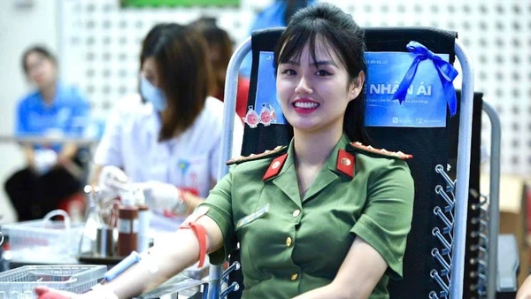 Tính đến nay, Đại úy Hà Mi đã có 15 lần hiến máu, trong đó có 3 lần hiến trực tiếp cho bệnh nhân trong tình huống khẩn cấp.