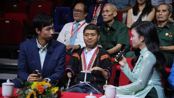 Anh Nay Djrueng (ngồi giữa) là nạn nhân da cam, người sáng lập Quỹ thiện nguyện "Đi qua mùa rẫy". (Ảnh: HẢI LY)