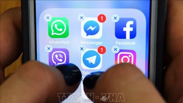 Biểu tượng của các nền tảng mạng xã hội trên màn hình điện thoại thông minh. (Ảnh: AFP/TTXVN)