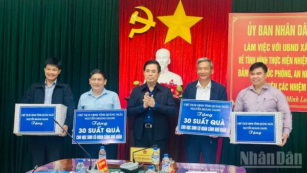 Chủ tịch Ủy ban nhân dân tỉnh Quảng Ngãi Nguyễn Hoàng Giang tặng quà học sinh khó khăn và động viên các xã miền núi.