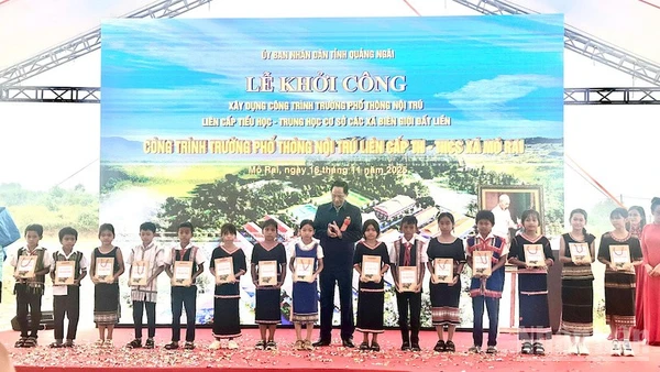 Thượng tướng Trần Quang Phương tặng quà cho học sinh xã Mô Rai.