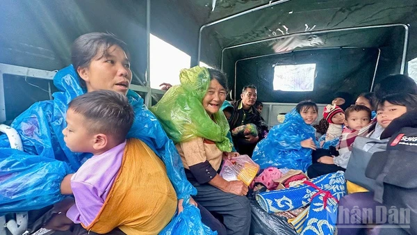 Xã Tây Trà Bồng sơ tán dân khu vực nguy cơ sạt lở đến nơi tập trung an toàn.