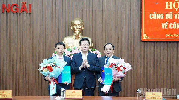 Chủ tịch Ủy ban nhân dân tỉnh Quảng Ngãi Nguyễn Hoàng Giang trao quyết định công tác cán bộ.