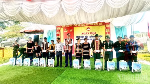 Thượng tướng Trần Quang Phương tặng quà cho bà con nhân dân làng Xộp.