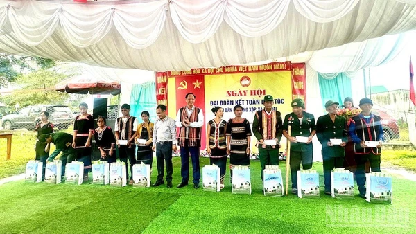 Thượng tướng Trần Quang Phương tặng quà cho bà con nhân dân làng Xộp.