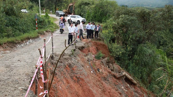 Lãnh đạo tỉnh Quảng Ngãi kiểm tra sạt lở các xã miền núi.