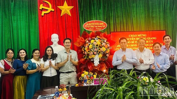 Lãnh đạo tỉnh Quảng Ngãi thăm, chúc mừng thầy cô giáo nhân Ngày nhà giáo Việt Nam 20/11.