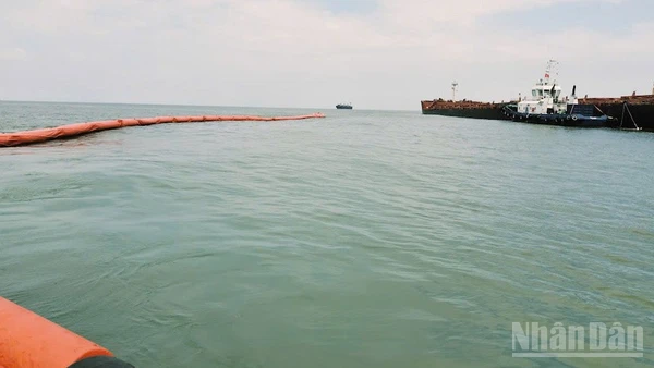 Phao quây biển chung quanh khu vực tàu bị nạn và sẵn sàng ứng phó sự cố tràn dầu