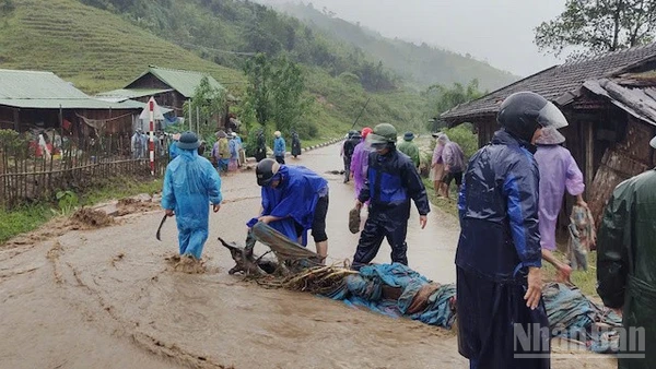 Xã Ngọc Linh huy động cán bộ và các lực lượng ngăn lũ bùn vào làng và nhà người dân.