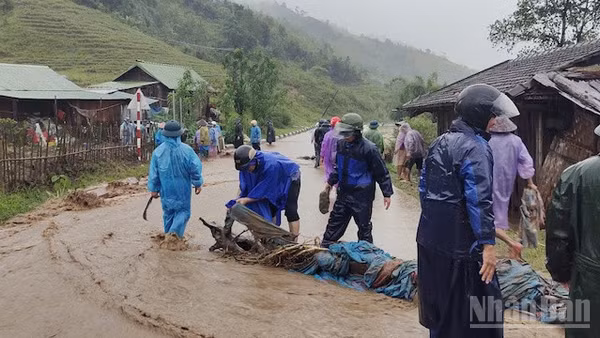 Xã Ngọc Linh huy động cán bộ và các lực lượng ngăn lũ bùn vào làng và nhà người dân.