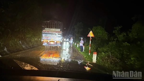 Sạt lở gây ách tắc giao thông trên đèo Violak.