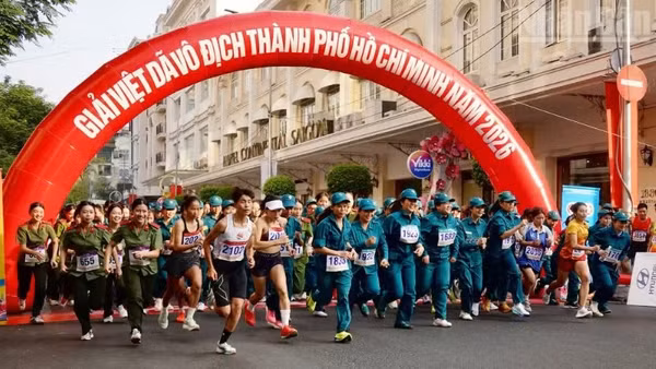 Các vận động viên xuất phát cự ly 3km. (Ảnh: KHANG ANH)