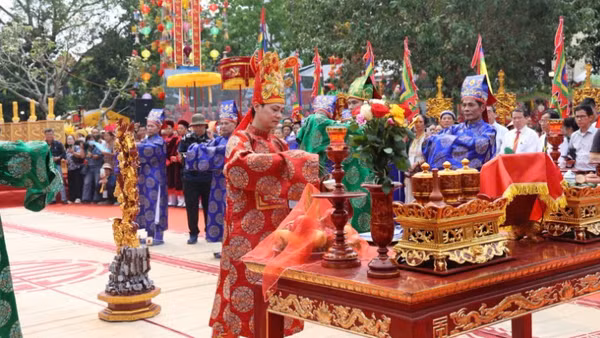 Tại Đền Nội Bình Đà, xã Bình Minh, thành phố Hà Nội, Lễ rước, tế và dâng hương Đức Quốc Tổ Lạc Long Quân đã được tổ chức trang nghiêm trong khuôn khổ Lễ hội Bình Đà 2026.