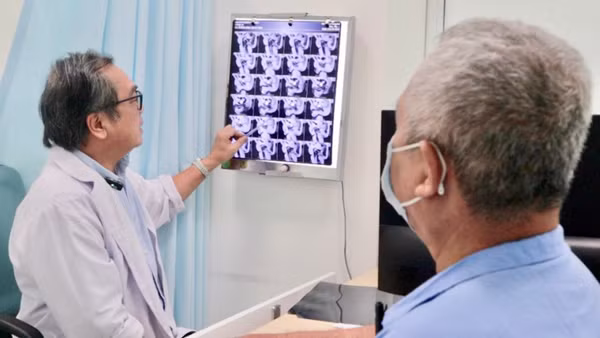 Bác sĩ Bệnh viện Bình Dân đang tư vấn cho người bệnh. (Ảnh: Bệnh viện cung cấp)