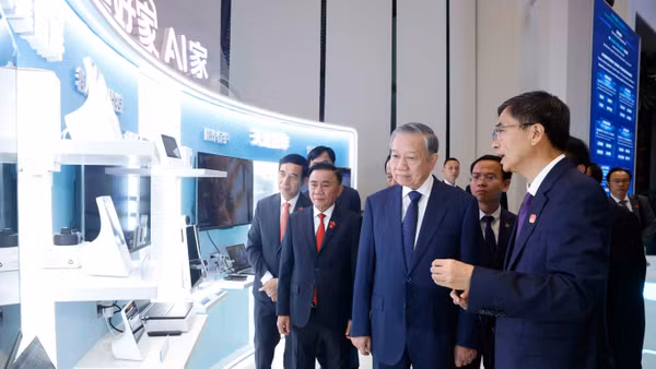 Tổng Bí thư, Chủ tịch nước Tô Lâm nghe giới thiệu về Trung tâm hợp tác ứng dụng AI Trung Quốc-ASEAN. (Ảnh: THỐNG NHẤT/TTXVN)