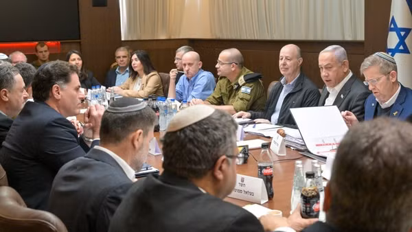 Thủ tướng Israel Benjamin Netanyahu (thứ 2, phải) chủ trì một cuộc họp nội các an ninh tại Jerusalem. (Ảnh: THX/TTXVN)