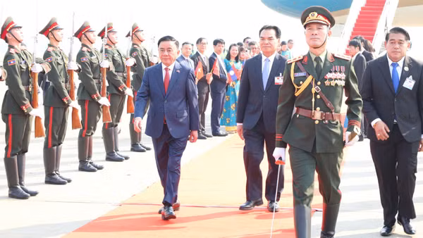 Lễ đón đồng chí Trần Cẩm Tú, Ủy viên Bộ Chính trị, Thường trực Ban Bí thư Trung ương Đảng Cộng sản Việt Nam và Đoàn đại biểu cấp cao Việt Nam tại sân bay quốc tế Wattay, thủ đô Viêng Chăn, Lào.