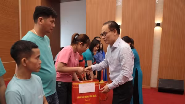 Bộ trưởng Ngoại giao Lê Hoài Trung trao quà cho các gia đình chính sách và người lao động tỉnh Phú Thọ.