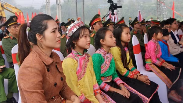 Học sinh con em đồng bào các dân tộc thiểu số xã Na Sang dự khởi công xây dựng Trường nội trú liên cấp trên địa bàn.