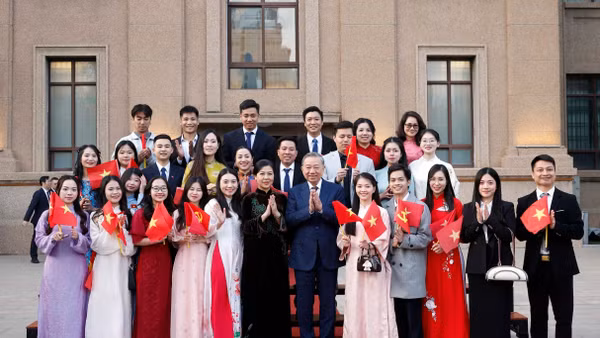 Tổng Bí thư, Chủ tịch nước Tô Lâm và Phu nhân với cán bộ nhân viên Đại sứ quán và đại diện cộng đồng người Việt Nam tại Trung Quốc. (Ảnh: Thống Nhất/TTXVN)