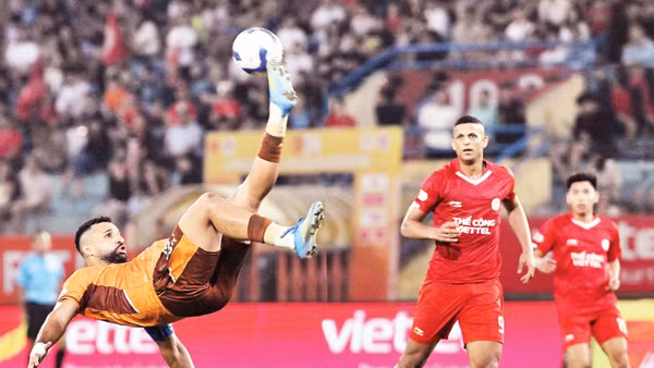 Đội Thể Công Viettel (áo đỏ) thắng đội Hoàng Anh Gia Lai với tỷ số 1-0. (Ảnh: TRẦN HẢI)