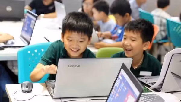 Bảo vệ trẻ em trước thế giới ảo. (Ảnh minh họa: TTXVN)