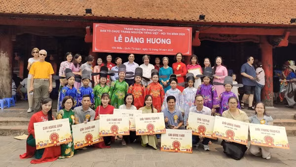 Các em học sinh dâng hương báo cáo thành tích tại Văn Miếu Quốc Tử Giám.