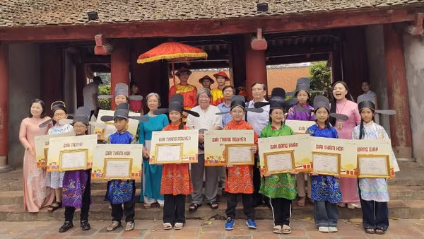 [Video] Lễ vinh danh 329 học sinh xuất sắc tại Hội thi Đình Trạng Nguyên Tiếng Việt 2025-2026