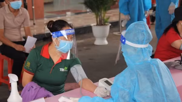 Tiêm vaccine phòng ngừa Covid-19. (Ảnh: Báo Nhân Dân)