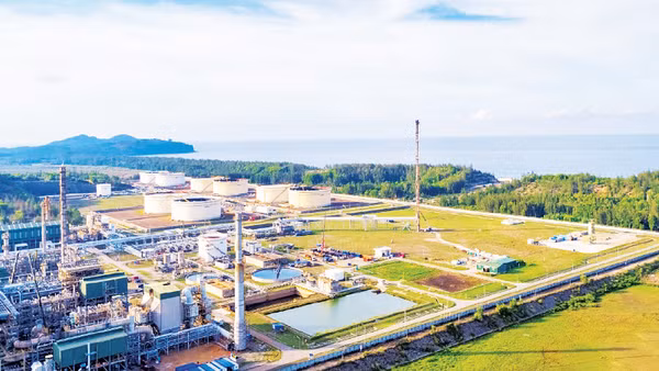 Nhà máy Lọc dầu Dung Quất đang nâng cao công suất pha chế, phối trộn nhằm cung cấp xăng E10 ra thị trường.