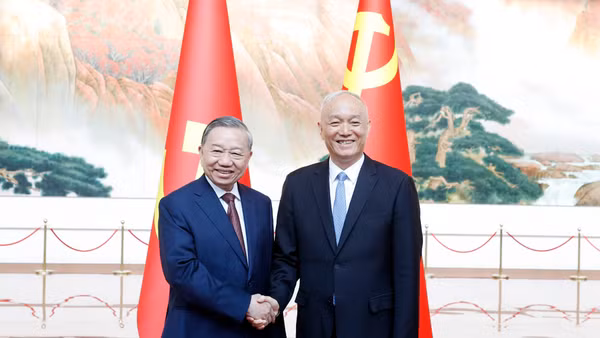Tổng Bí thư, Chủ tịch nước Tô Lâm và đồng chí Thái Kỳ, Ủy viên Ban Thường vụ Bộ Chính trị, Bí thư Ban Bí thư Trung ương Đảng Cộng sản Trung Quốc. (Ảnh: THỐNG NHẤT/TTXVN)