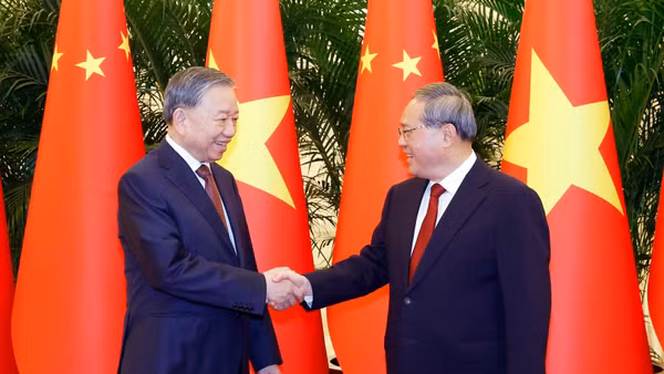 Tổng Bí thư, Chủ tịch nước Tô Lâm hội kiến Thủ tướng Trung Quốc Lý Cường. (Ảnh: THỐNG NHẤT/TTXVN)