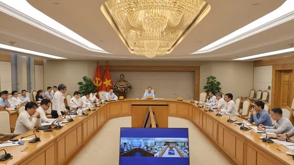Phó Thủ tướng Thường trực Chính phủ Phạm Gia Túc làm việc với Bộ Xây dựng, một số bộ, ngành, thành phố Hà Nội, Thành phố Hồ Chí Minh về tình hình triển khai các dự án đường sắt. (Ảnh: VGP/PHƯƠNG NGUYÊN)