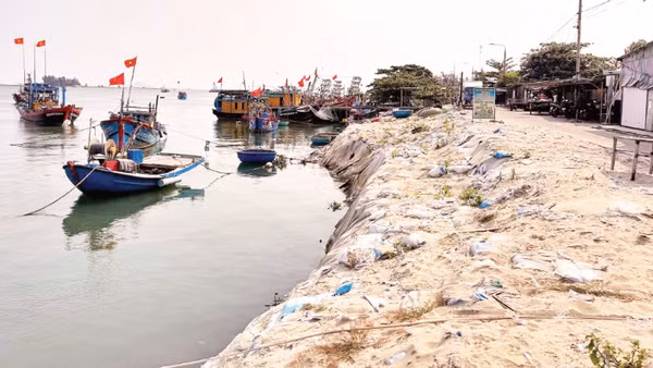 Một góc tuyến kè An Lương bằng bao tải cát đã bị hư hỏng không còn khả năng ngăn sóng.