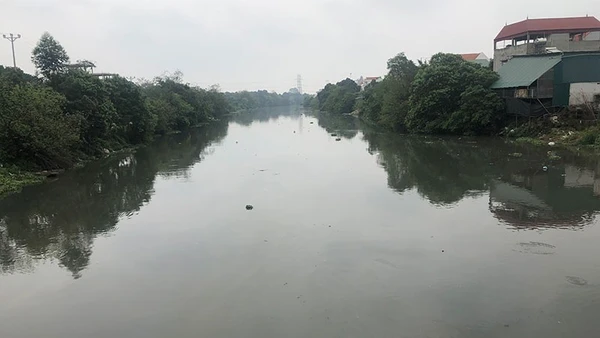 Chất lượng nước trên hệ thống thủy lợi Bắc Hưng Hải chảy qua địa bàn xã Nghĩa Trụ, huyện Văn Giang (Hưng Yên) đã được cải thiện. (Ảnh: HOÀNG HÙNG)