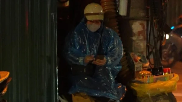 Nhịp sống lao động trong đêm đông Hà Nội