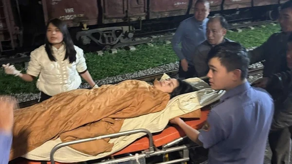 Một sản phụ mang thai 34 tuần bất ngờ chuyển dạ trên tàu SE4.