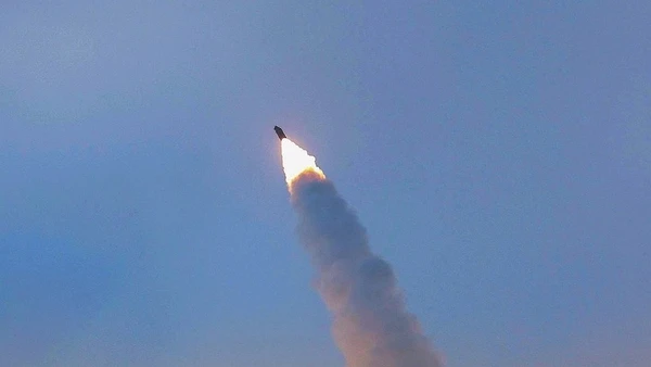 Cuộc tập trận phóng tên lửa siêu vượt âm tại Bình Nhưỡng, Triều Tiên, ngày 4/1/2026. (Ảnh minh họa: Yonhap/TTXVN)