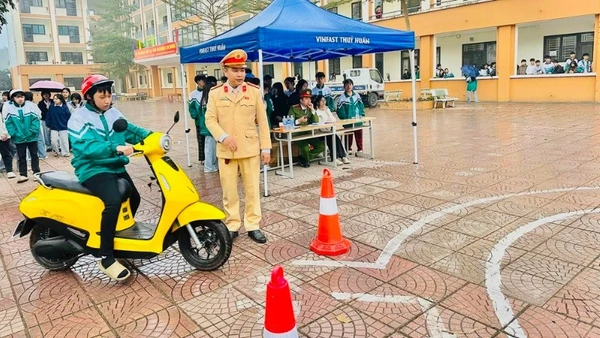 Cán bộ Phòng cảnh sát giao thông tỉnh Lào Cai hướng dẫn tập sa hình đối với học sinh xã Văn Chấn. (Ảnh: THANH SƠN)