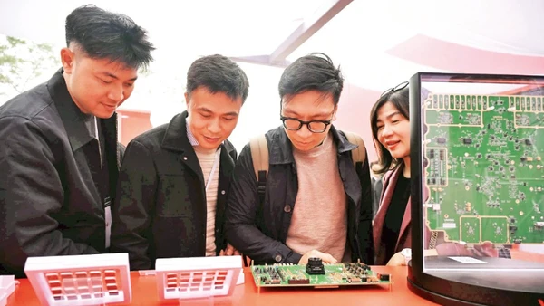 Sản phẩm của Viettel thu hút khách tham quan tại lễ khởi công nhà máy bán dẫn. (Ảnh MINH SƠN)