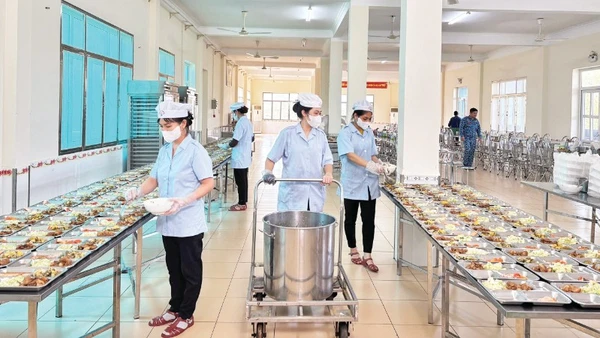 Nhân viên hậu cần Lữ đoàn 189 chuẩn bị suất ăn cho bộ đội.