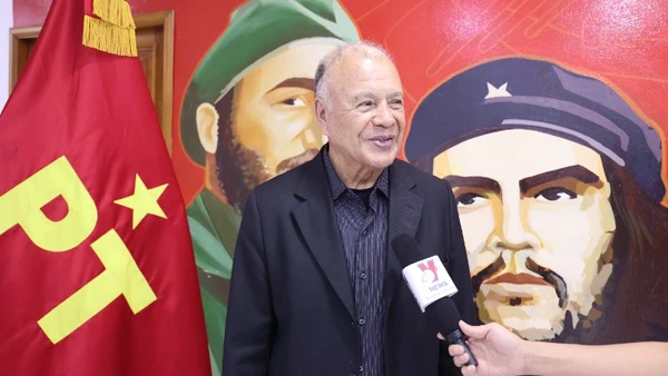 Tổng Bí thư Đảng Lao động Mexico Alberto Anaya Gutiérrez trả lời phỏng vấn của phóng viên TTXVN tại Mexico. (Ảnh: Phi Hùng-PV TTXVN tại Mexico)