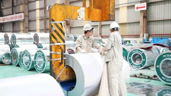 Sản xuất thép trong nước. (Ảnh : TTXVN)