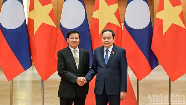 Chủ tịch Quốc hội Trần Thanh Mẫn và Tổng Bí thư, Chủ tịch nước Lào Thongloun Sisoulith. (Ảnh: DUY LINH)