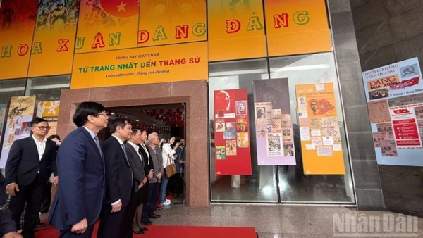 Các đại biểu tham quan trưng bày.