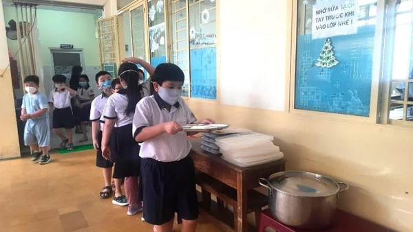 Học sinh Trường tiểu học Phan Đình Phùng trong giờ ăn bán trú. (Ảnh minh họa)