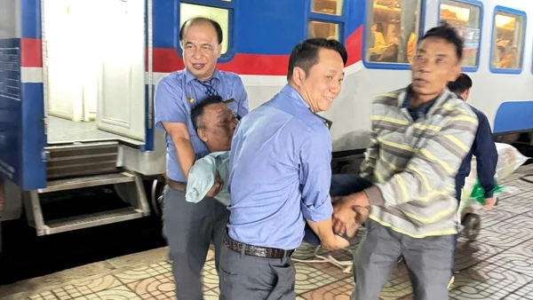 Các nhân viên đường sắt chủ động phối hợp bế hành khách đặc biệt lên tàu.