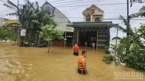 Ngày 30/9, tại xã Nông Cống (Thanh Hóa), hàng nghìn hộ dân đang bị cô lập trong biển nước. (Ảnh: THANH TRÀ)