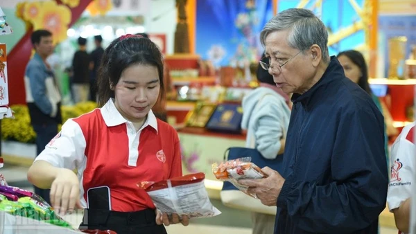 Người dân mua sắm tại hội chợ.