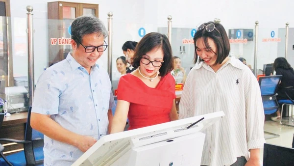 Người dân trải nghiệm ứng dụng công nghệ tại Trung tâm phục vụ hành chính công xã Yên Bình, tỉnh Lào Cai.